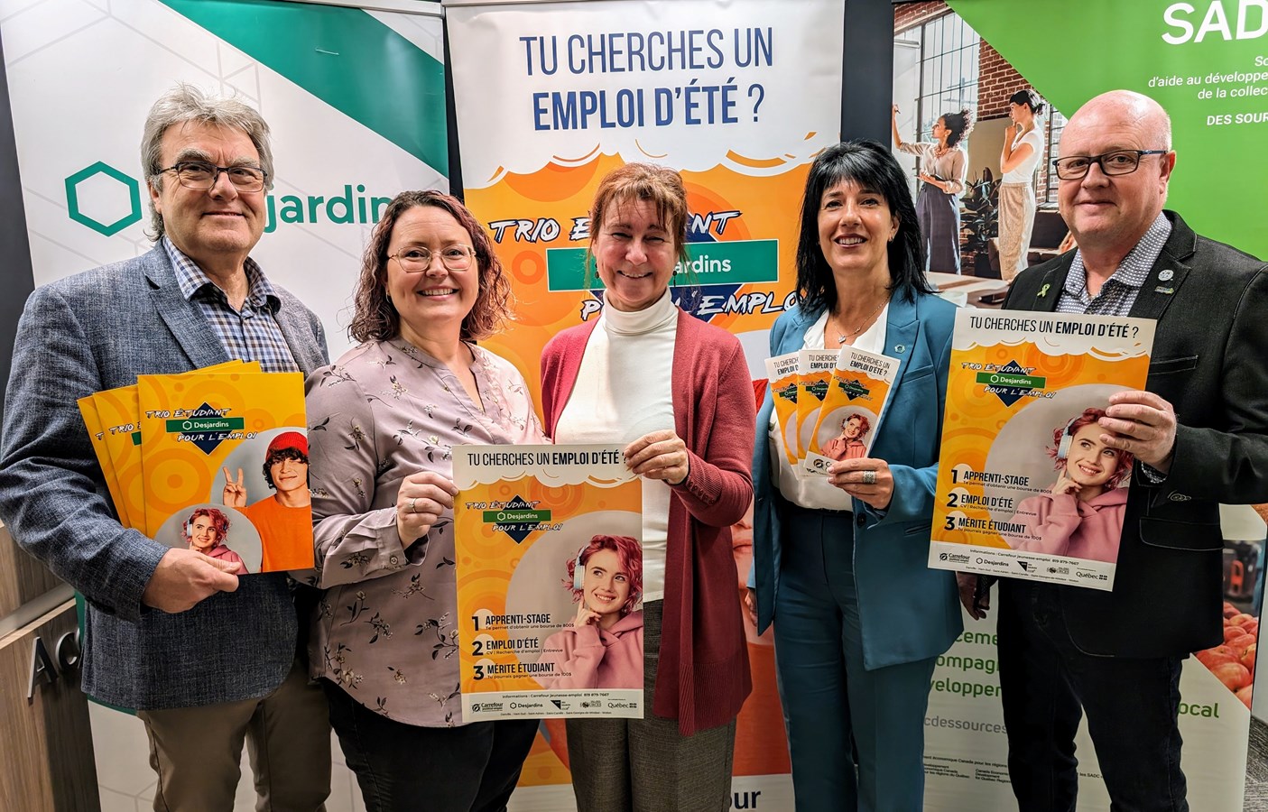 Daniel Pitre, directeur au développement des collectivités à la SADC des Sources, Christine Côté, intervenante du Carrefour jeunesse-emploi, Sylvie Bibeau, directrice générale du Carrefour jeunesse-emploi des comtés Richmond et Drummond-Bois-Francs, Isabelle Garceau, directrice générale de la Caisse Desjardins des Sources et Hugues Grimard, maire de Val-des-Sources.