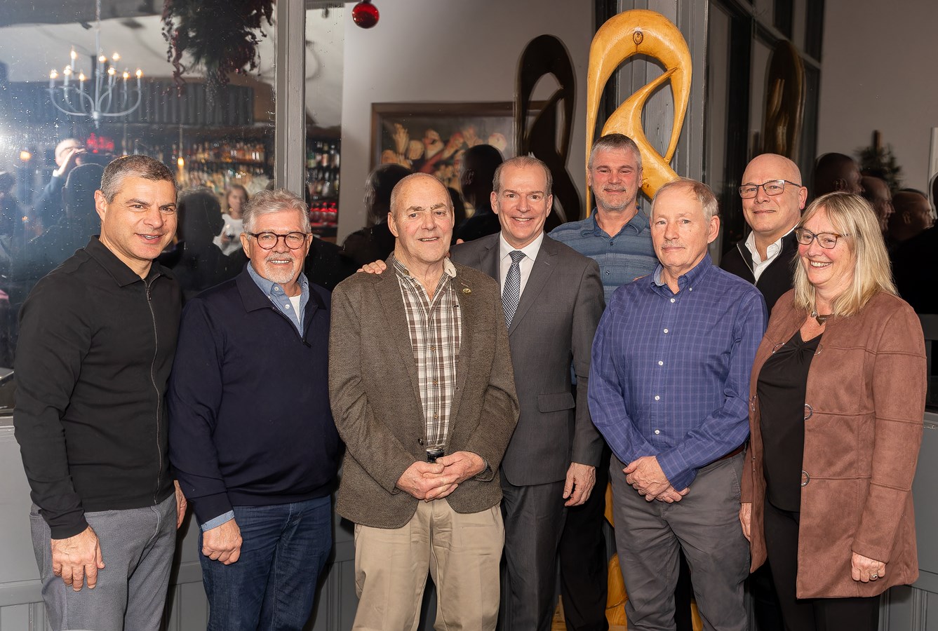 Les maires et mairesses présents lors du souper sont accompagnés sur la photo par les députés Alain Rayer et André Bachand ainsi que par les représentants de la Chambre de commerce et d’industrie de la région de Richmond.