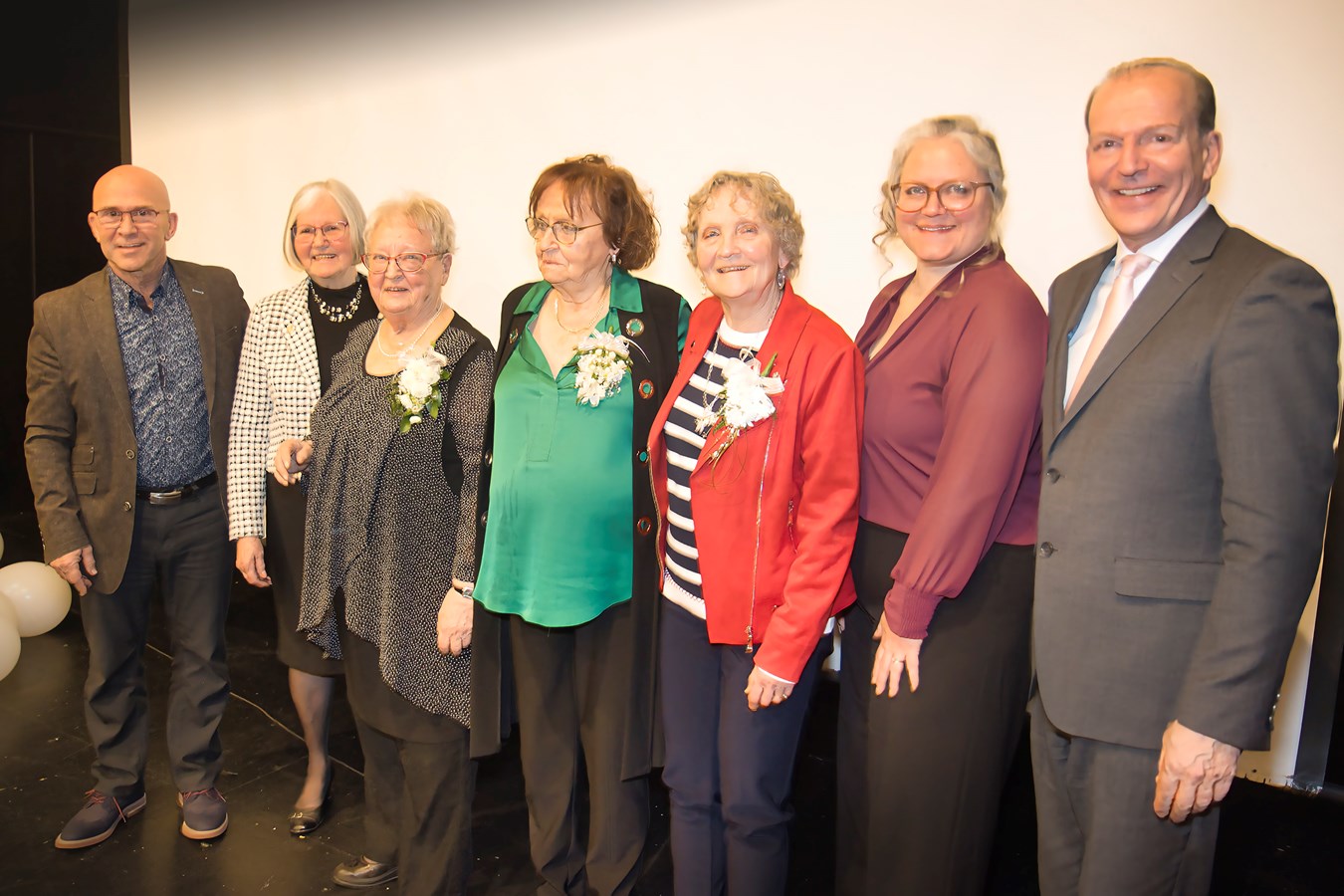 Jean Roy, maire suppléant, pose en compagnie des dames honorées de la soirée, Marie-Paule Gendron, Pierrette Martineau, Louise Fréchette et Denise Gauvreau, qui sont également accompagnées sur la photo de la conseillère Caroline Payer et du député de Richmond, M. André Bachand. 