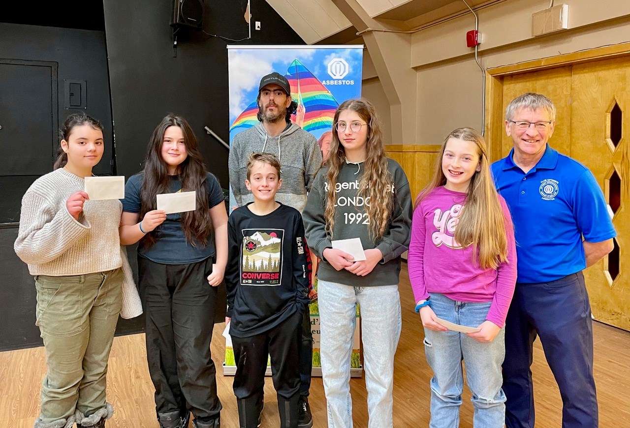 L'équipe gagnante, l’école Masson (Les P’Tits Génies), Clara Dubois, Annabelle Lacas, Liam Poulin, notre président Jimmy Bouchard, Charlie Bourque-Croteau, Alyssia Beaudoin et Jean Nadeau (responsable de l'activité).