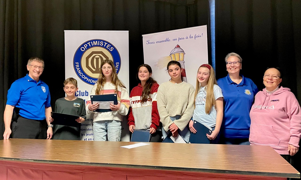 Jean Nadeau( responsable local), Liam Poulin, Charlie Bourque-Croteau, Anabelle Lacas, Clara Dubois, Alyssia Beaudoin, Mme Christine Blouin (responsable sous-secteur) , posant tous en compagnie de la dame responsable de la finale du volet Secteur.