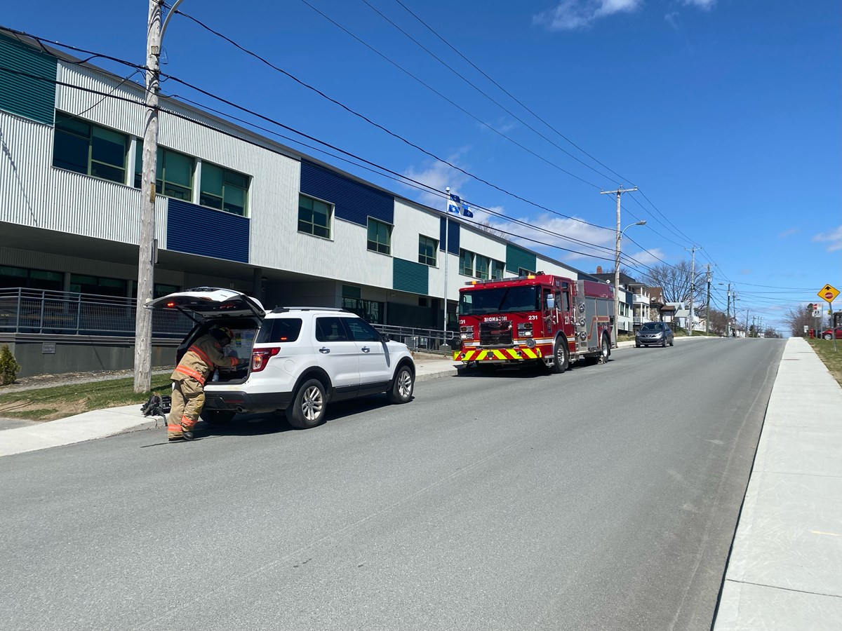 Les pompiers ont donc procédé à l’évacuation de cette école de près de 450 élèves du préscolaire à la sixième année.