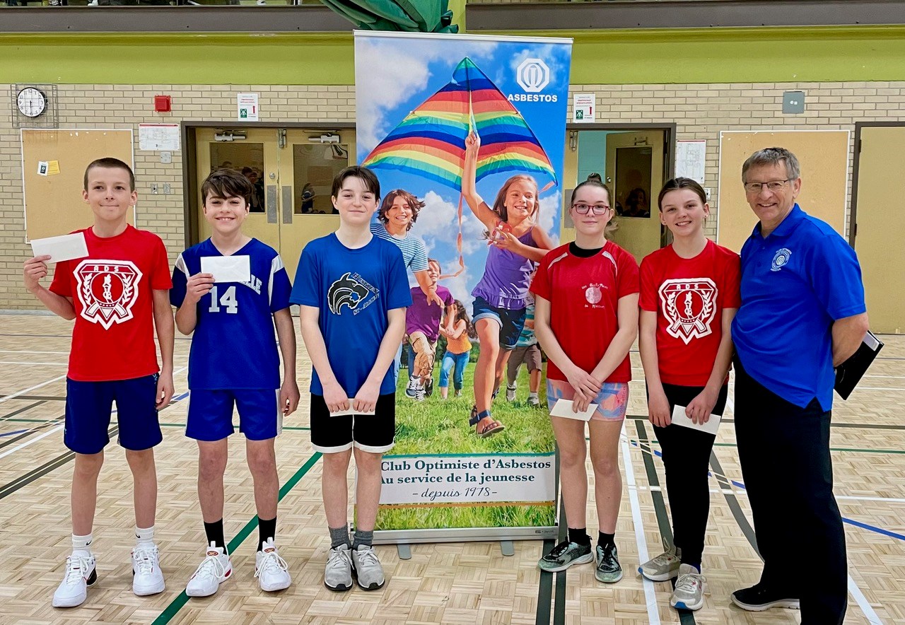 Le responsable du concours sportif Les trois étoiles basketball, du Club Optimiste d’Asbestos, Jean Nadeau, en compagnie de cinq des six jeunes ayant respectivement formé les podiums masculin et féminin.