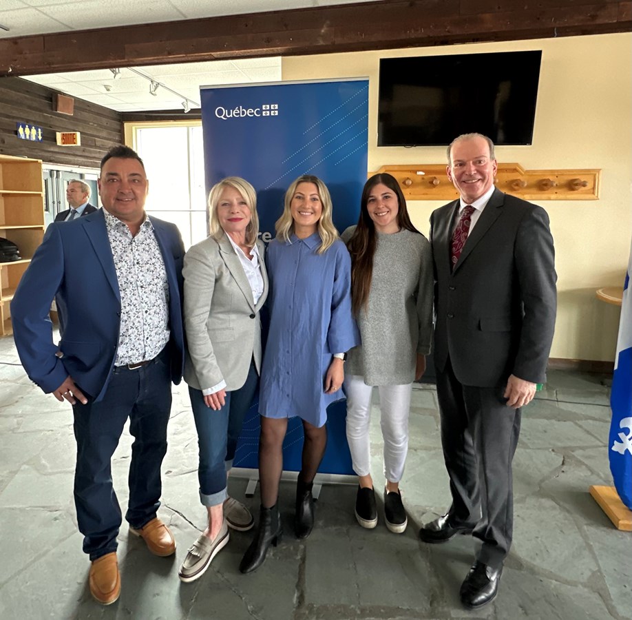 Christian Couture, Sara Couture et Caroline Couture, copropriétaires du Domaine du Lac-Brompton, accompagné par la ministre du Tourisme, Caroline Proulx, et par le député de Richmond, André Bachand.