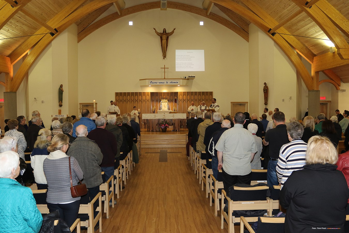 ’abbé Langlois a tenu à dire sa première messe à Windsor dans une église Saint-Philippe bondé de fidèles.