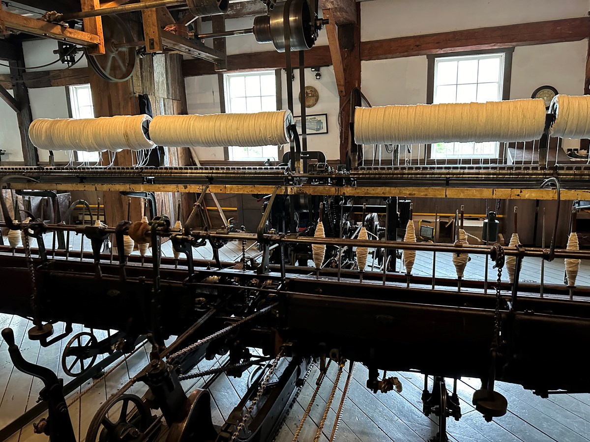 L’expérience « Avant de perdre le fil » plonge les visiteurs dans l’histoire de la laine, depuis sa récolte jusqu’à sa transformation en fibres textiles.
