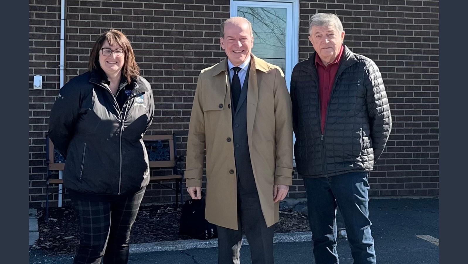 Sur la photo, André Bachand, député de Richmond à l’Assemblée nationale, est accompagné par France Lavertu, directrice générale de la municipalité et par Hervé Provencher, maire de Saint-Claude.