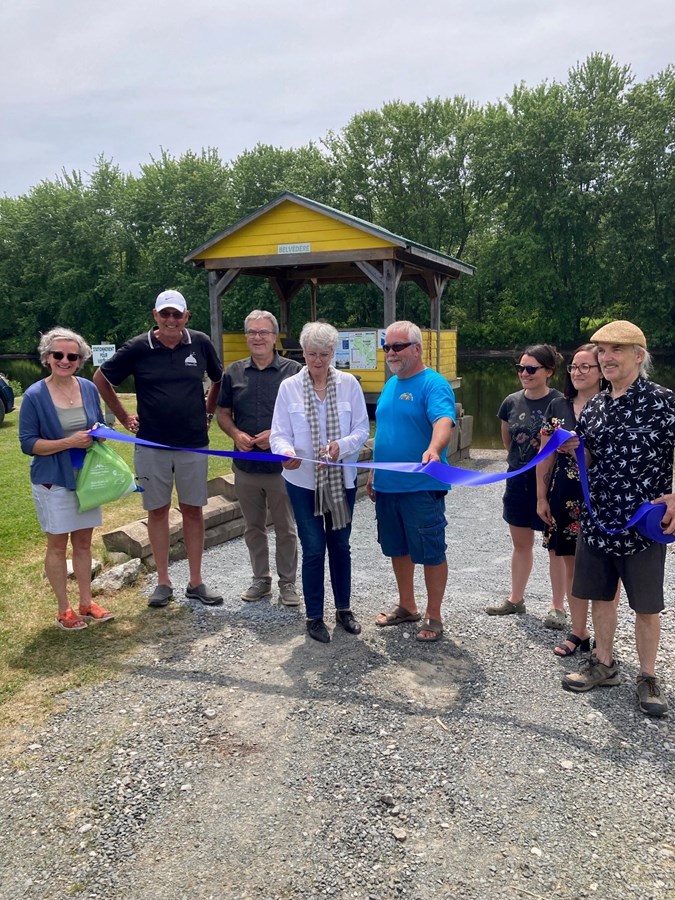 La mairesse de Danville, Martine Satre a procédé à la coupure de ruban protocolaire, lors de l’inauguration officielle du tronçon de la Route bleue — Rivière Nicolet Sud-Ouest.