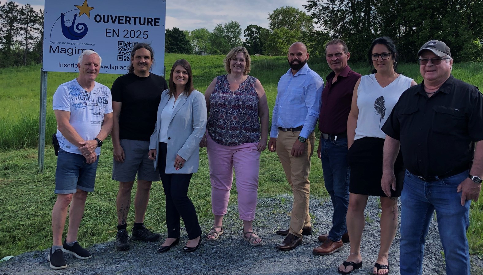 Sur la photo, on reconnaît Claude Paulin, conseiller, Adam Rousseau, maire, Dominique Samson-Desrochers, attachée politique du député de Richmond, André Bachand, Louise Véronneau, directrice générale du CPE Magimo, Steve Rocheleau, ingénieur et chargé de projet, René Lapierre, conseiller, Cheryl Labrie, conseillère et Michel Frappier, conseiller.