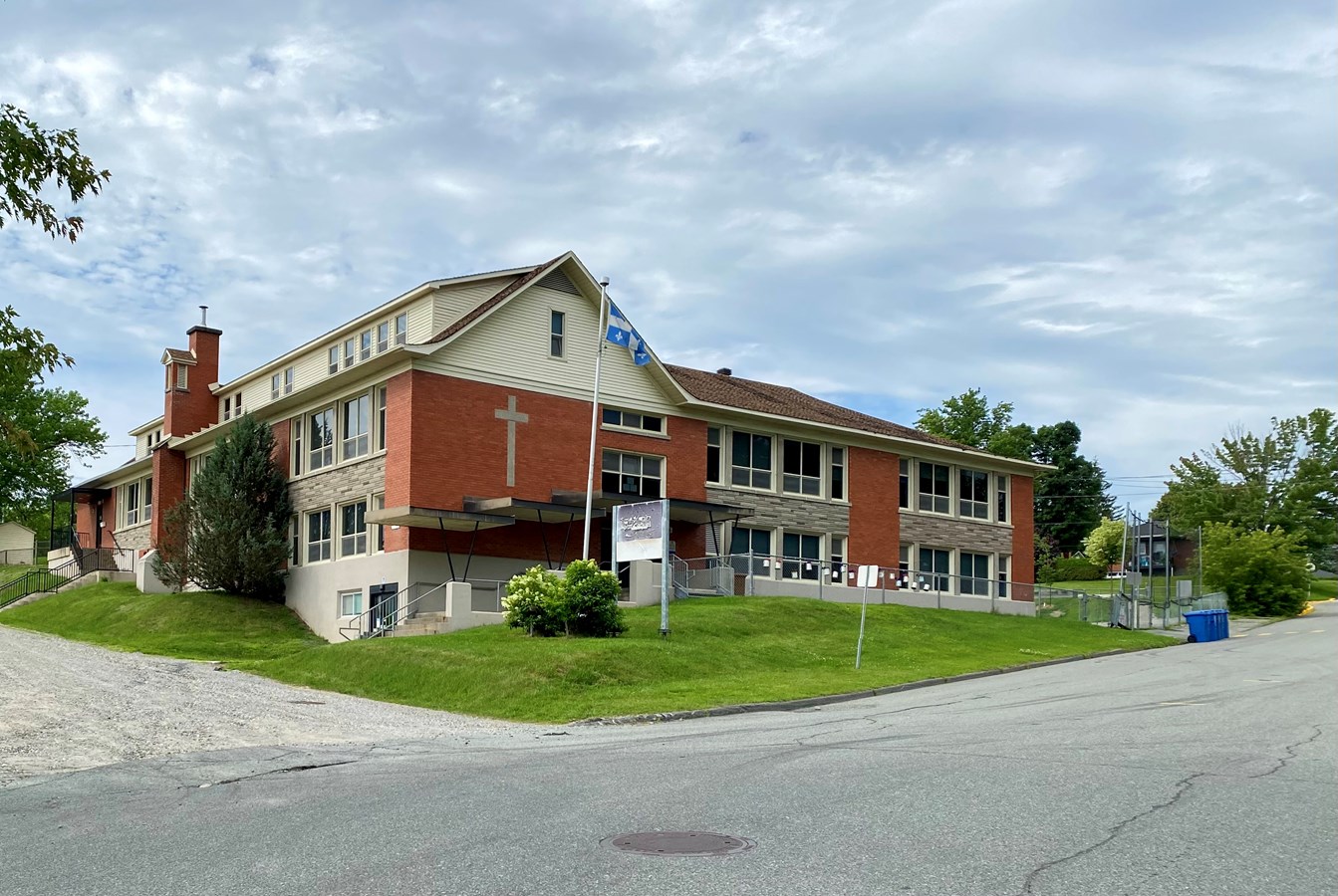 Parmi ces annonces, la plus importante concerne l’ajout d’un gymnase double à l’école Saint-Gabriel de Windsor. Ce seul projet recevra un financement à la hauteur de 3 728 172 $, ce qui représente autour de 66 % de l’investissement total.