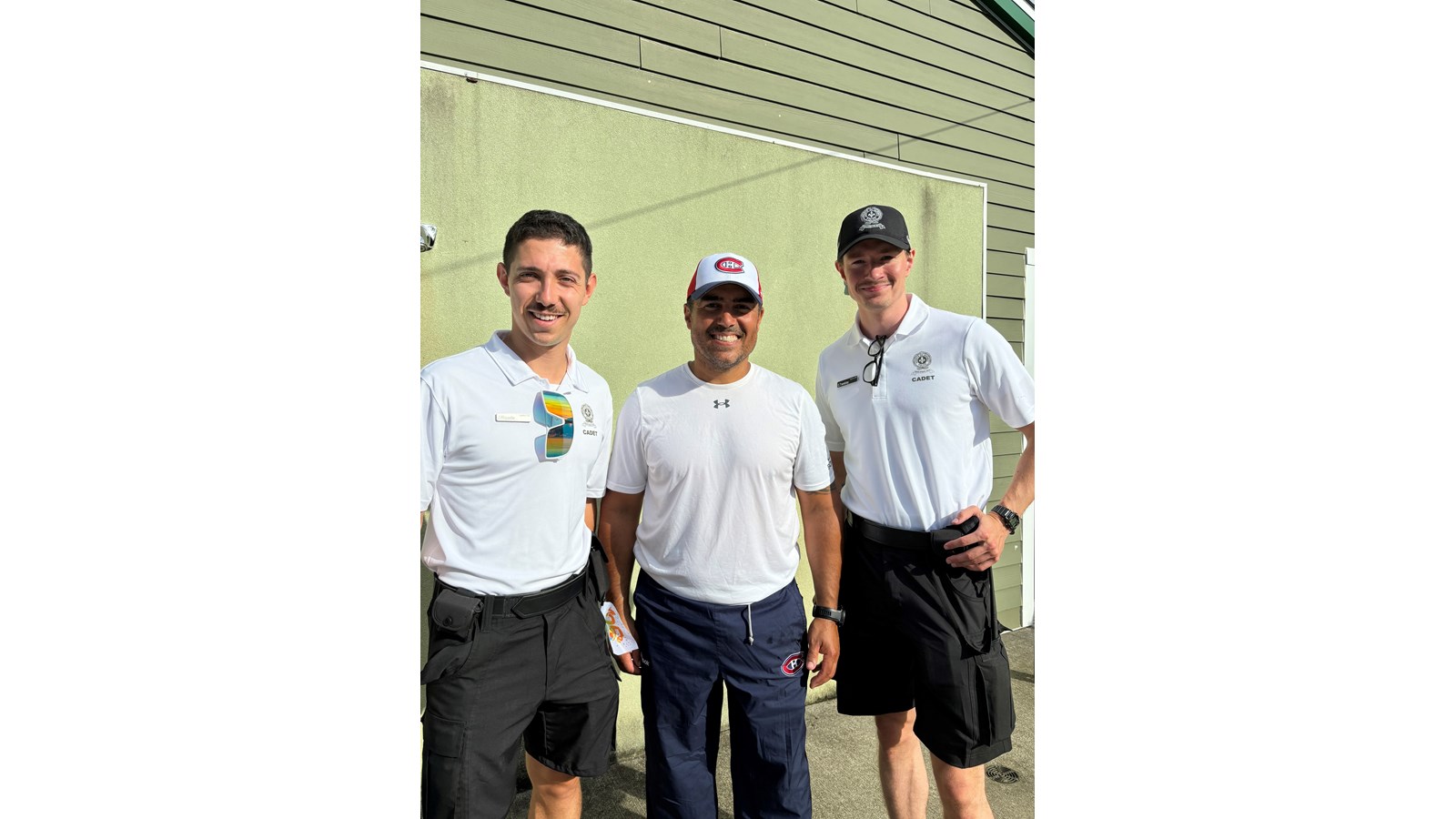 Les cadets James Niquette et Charles Tremblay en compagnie de Francis Bouillon.