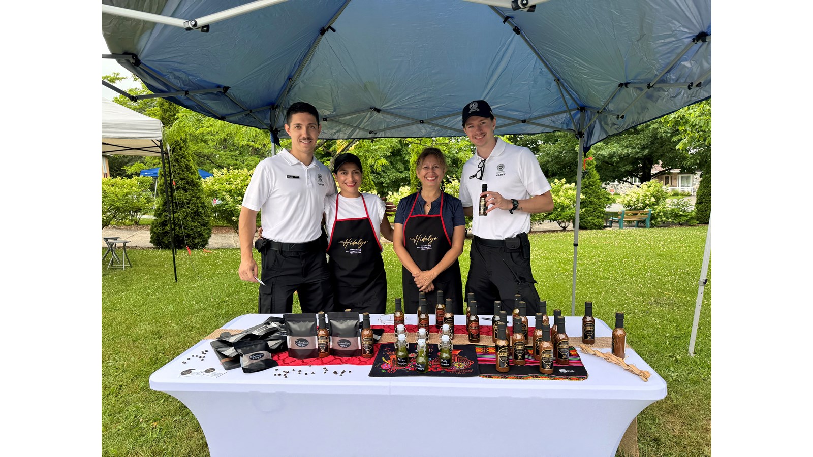 James Niquette et Charles Tremblay présents au de kiosque des marinades Hidalgo à St-Adrien