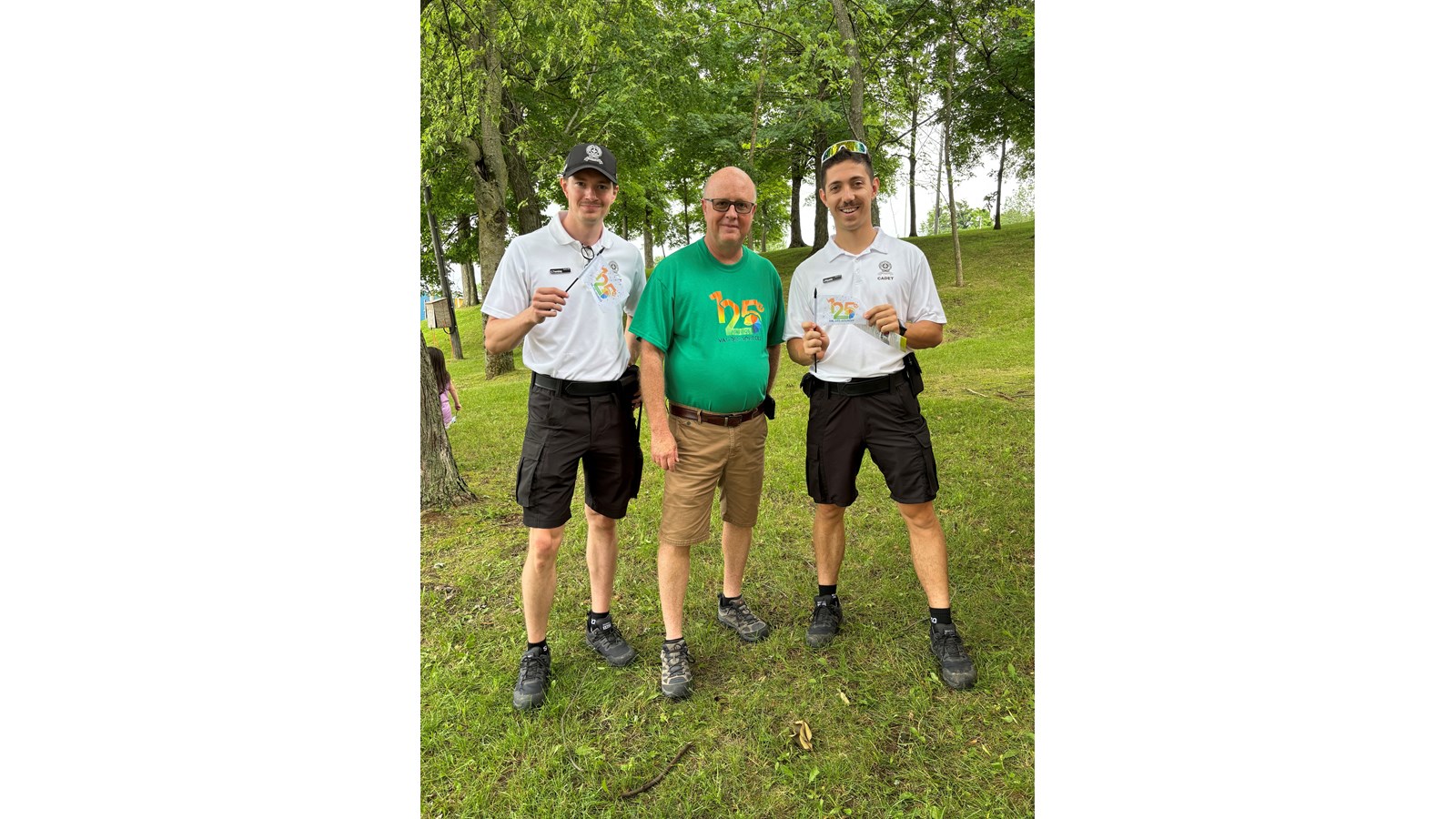 Le maire de Val-des-Sources, Hugues Grimard, en compagnie de James Niquette et Charles Tremblay
