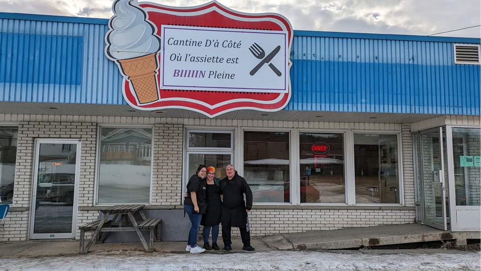 Andréanne, Claude et Élisabeth Côté ont fait l’acquisition de la Cantine en janvier dernier.