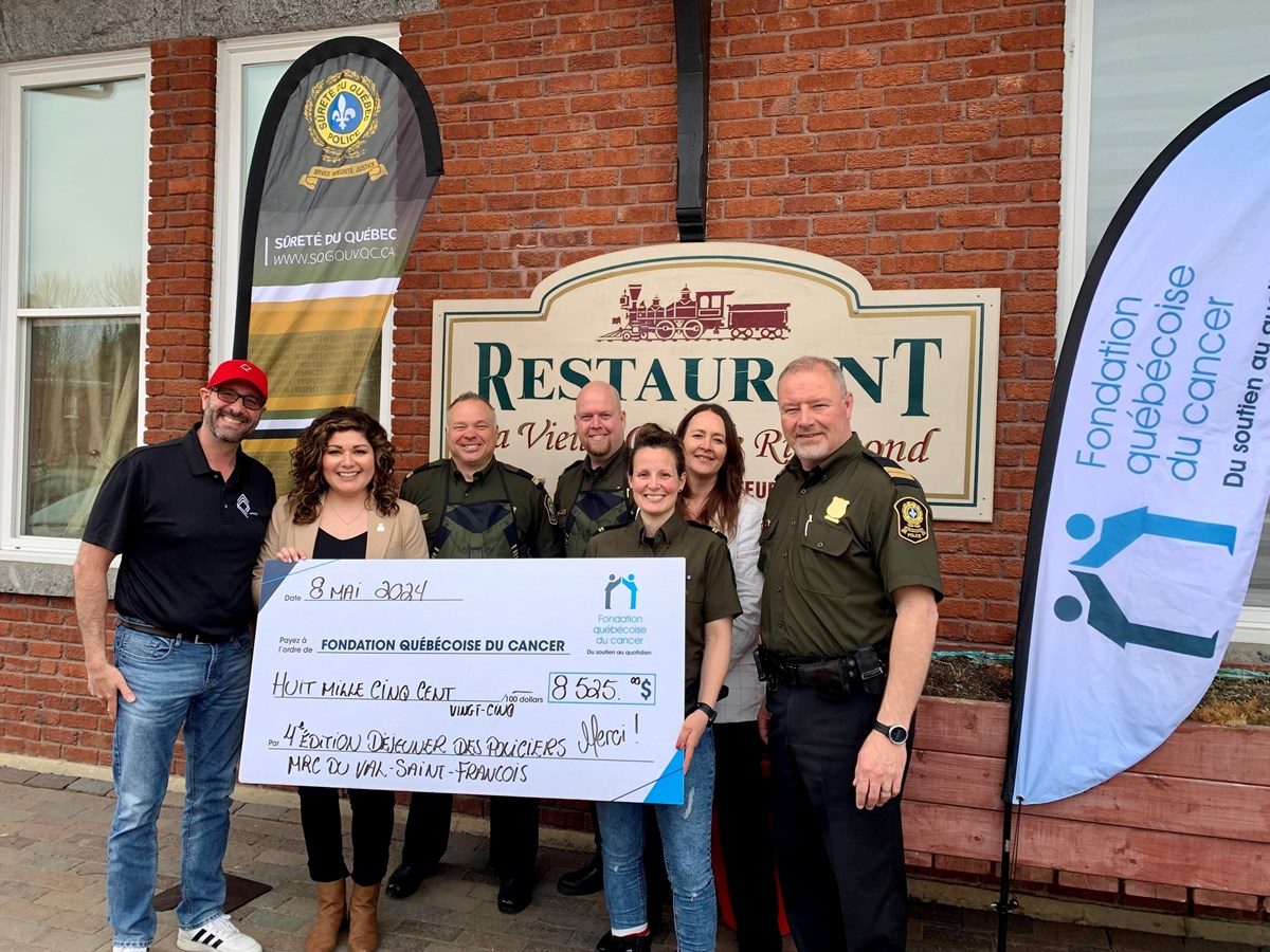 Capitaine Stéphan Viens, Dominique Samson-Desrochers (directrice de bureau et conseillère politique pour le député de Richmond André Bachand), Marie-Claude Borja (FQC), Lieutenant Simon Rouillard, Patrick Simard (co-propriétaire du restaurant), Lieutenant Marc Vachon, Claude Corbeil (co-propriétaire du restaurant) et Sandra Asselin (FQC).