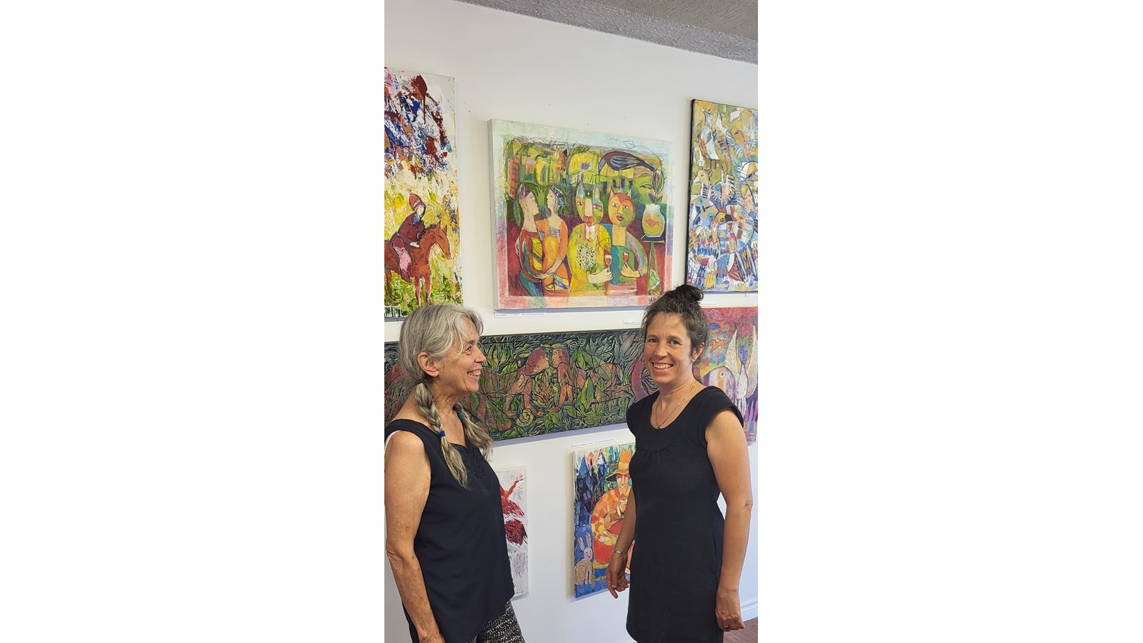 Louise-Andrée Roberge et Érika Eggena, copropriétaire de la galerie-atelier Lézartis de Saint-Adrien.
