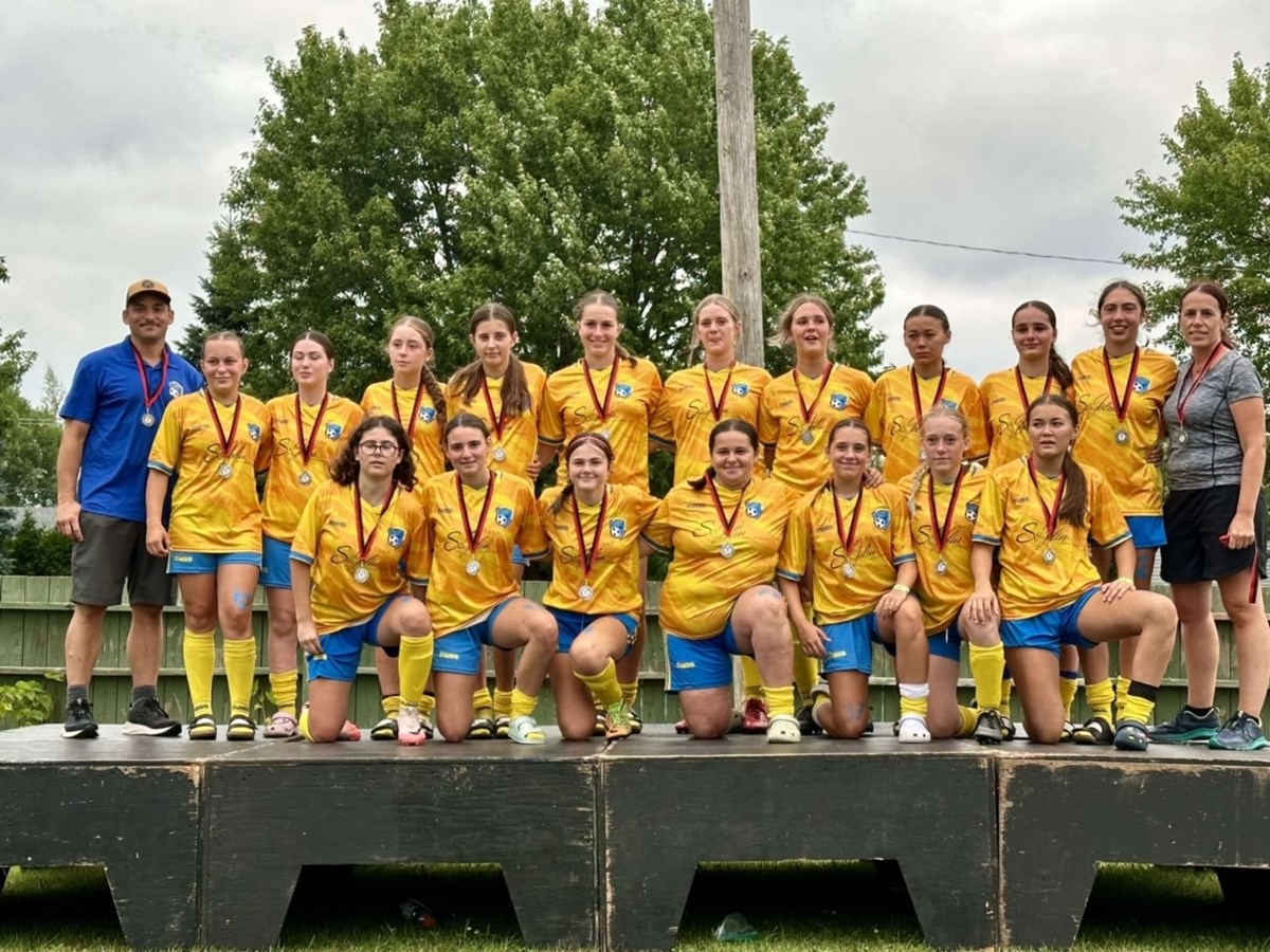 Dans la catégorie U16, l’équipe de Windsor, menée par Carl Pearson et Alexandra Lavoie, a subi une défaite crève-cœur contre la formation de Sainte-Sophie.