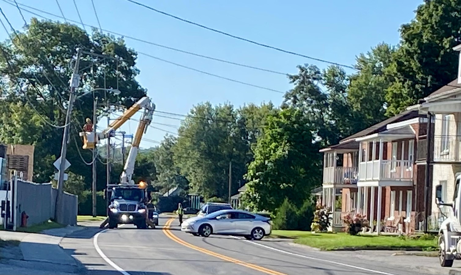 Un camion arrache des fils électriques