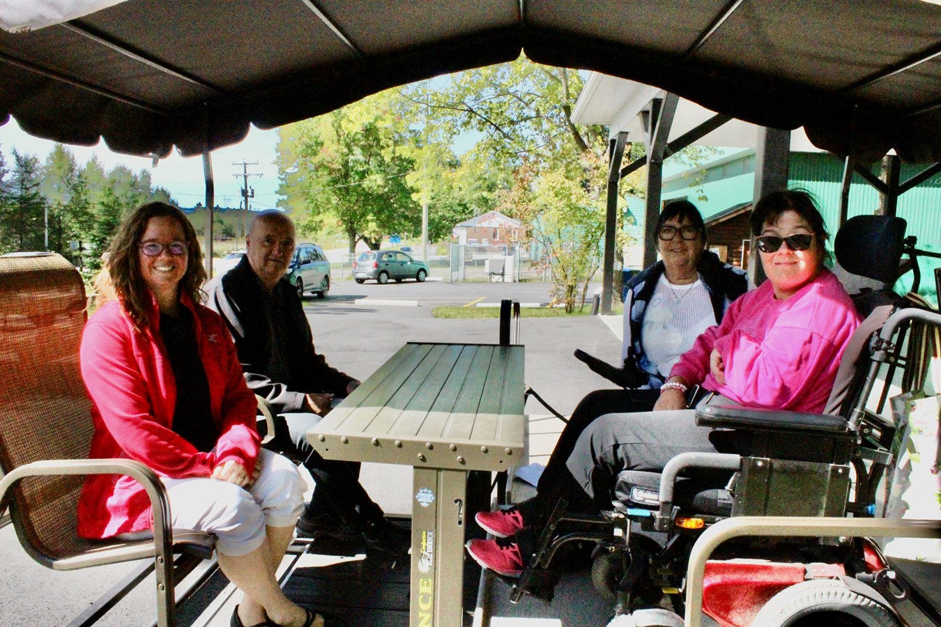 Rolland Camiré, maire de Val-Joli, Christine Baron, directrice générale du Conseil sport loisir de l’Estrie, ainsi que Johanne Maurice, conseillère municipale à Val-Joli, et Annie Maurice, personne à mobilité réduite résidente de Val-Joli, ont pris part à l’inauguration de la balançoire accessible aux personnes en fauteuil roulant.