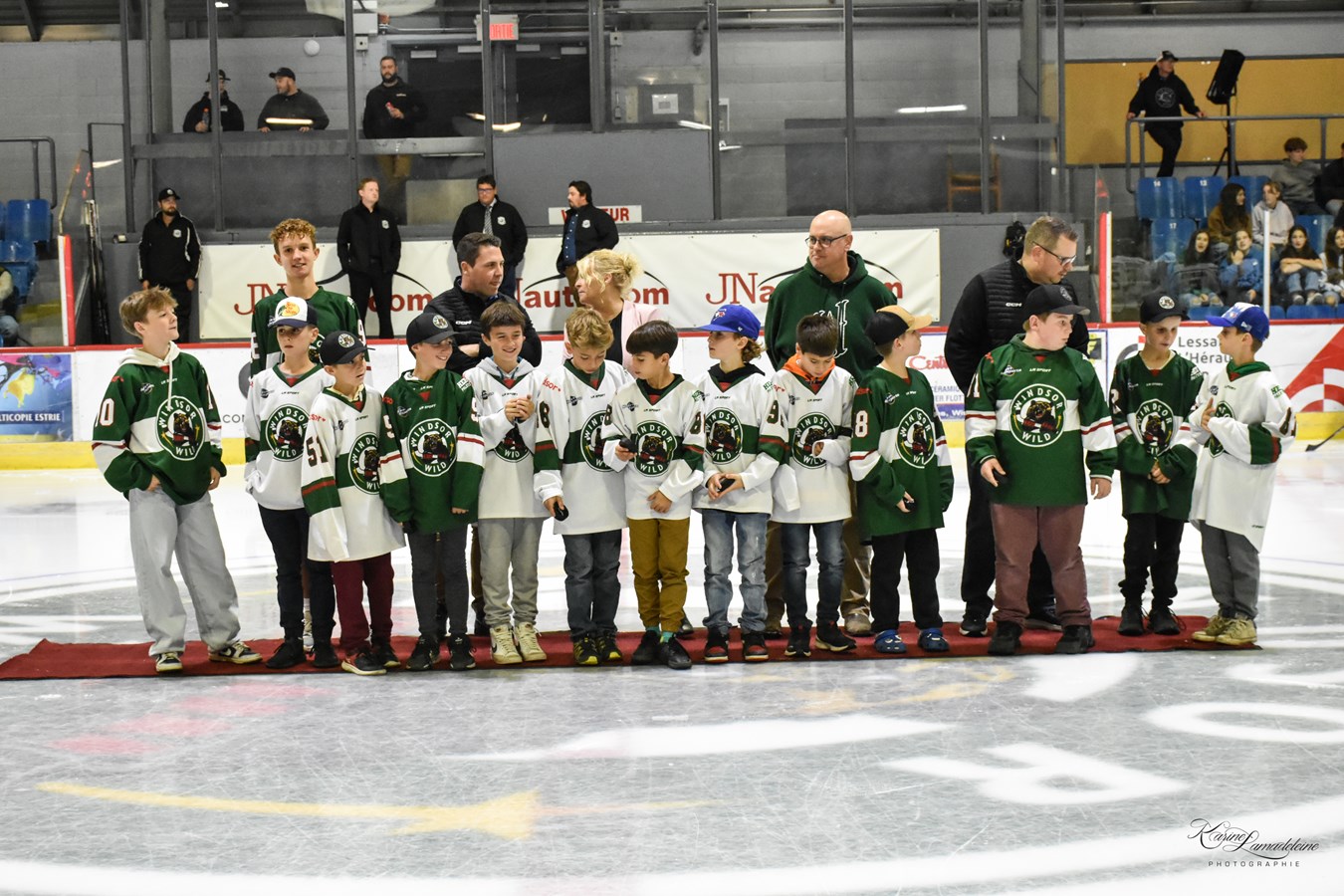 Il y a une seule condition pour être admis gratuitement aux matchs de Desjardins - Wild : les jeunes doivent porter leur chandail de match du Desjardins - Wild de Windsor et Richmond.