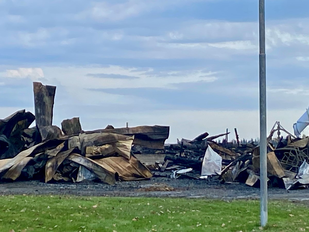 Il ne restait plus grand-chose de la bergerie au lendemain de l’incendie qui a tué plus de 100 moutons.