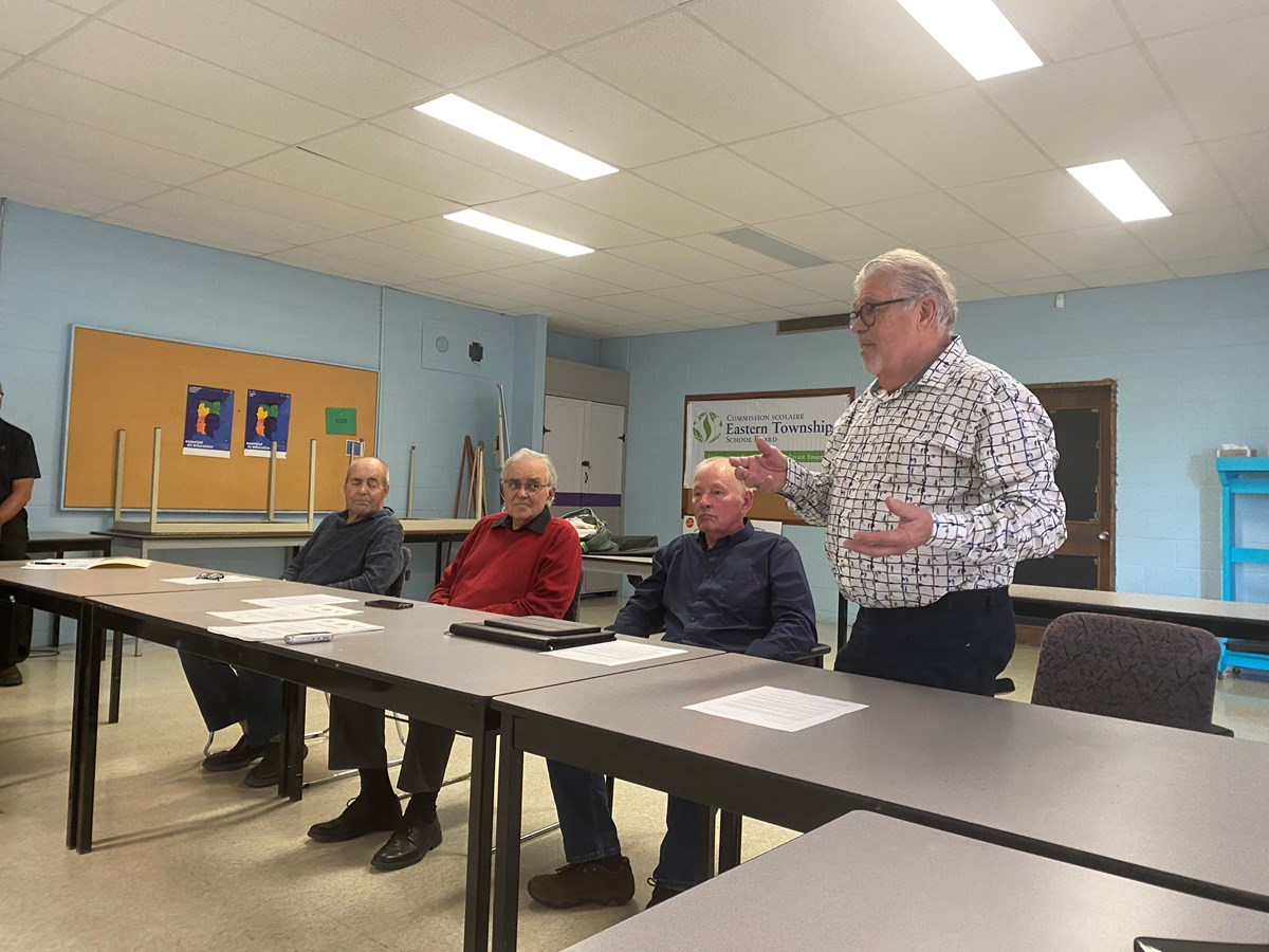 James Johnston, maire du canton de Melbourne, Michael Murray, président de la Commission scolaire eastern township, Herman Herbers, maire du canton de Cleveland, et Guy Boutin, maire suppléant de la municipalité de Richmond, étaient présents lors de la conférence de presse.