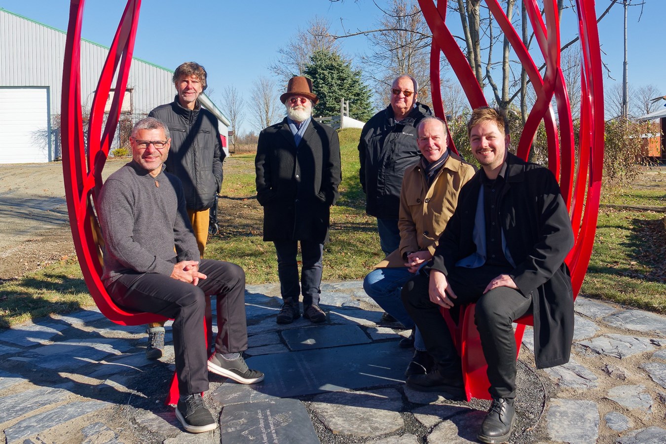 Alain Rayes, député de Richmond-Arthabaska, Michel Bachelet, artiste et créateur de l’œuvre commémorative, Benoit Bourassa, membre du comité commémoration, Pierre Therrien, préfet-suppléant de la MRC des Sources, André Bachand, député de Richmond, Enzo Marceau, conseiller municipal de la Municipalité du Canton de Saint-Camille.