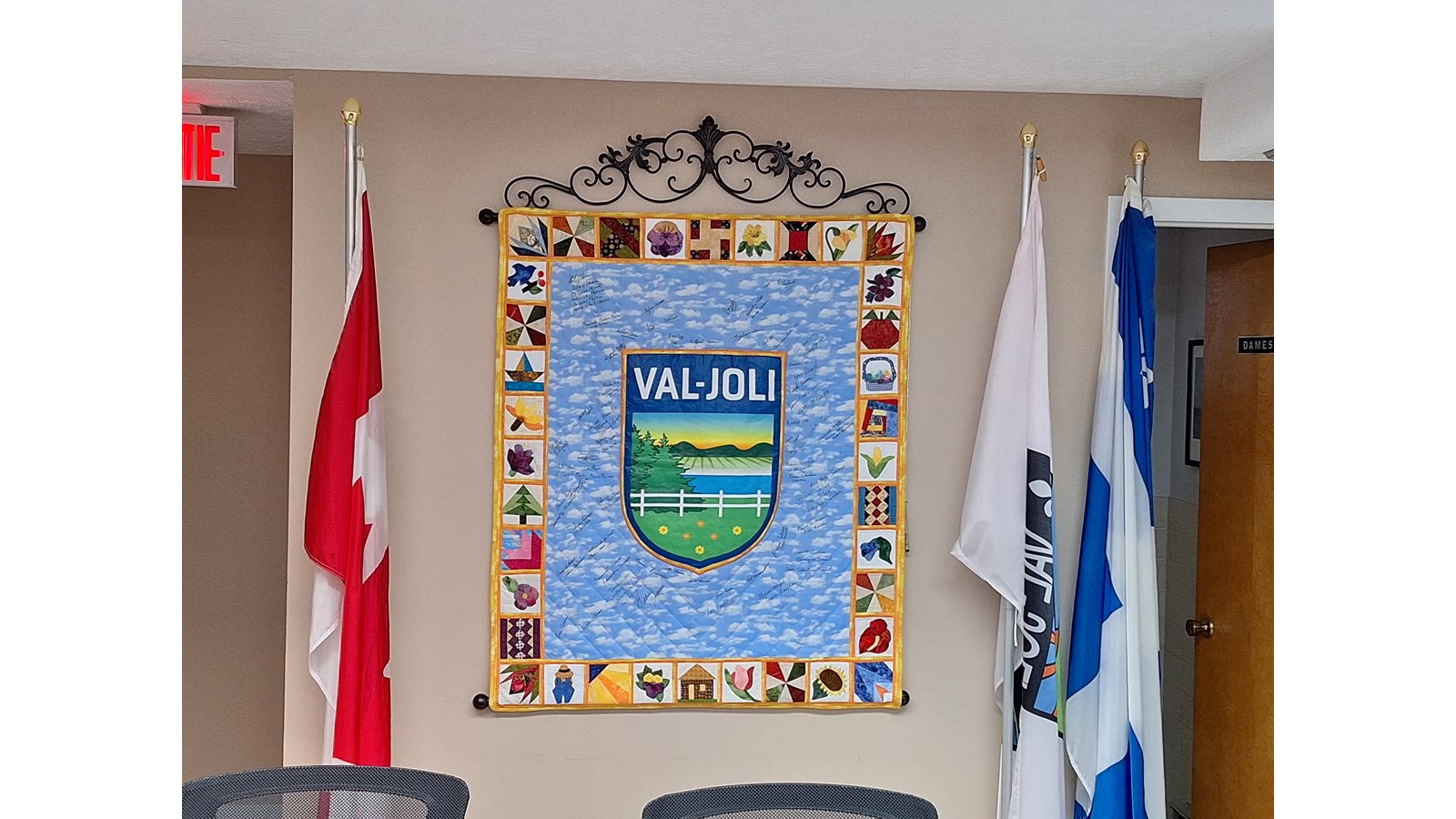 L’étendard trône derrière la table du conseil de Val-Joli