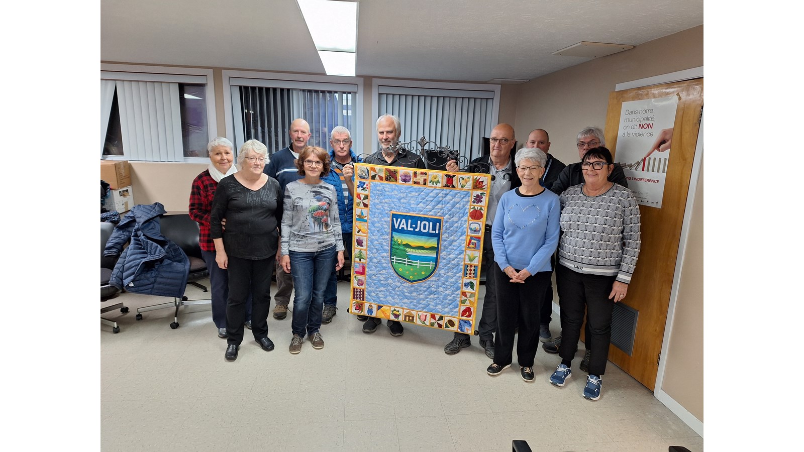 La Guilde des courtepointières des Cantons a fait don de l’étendard à la municipalité de Val-Joli.