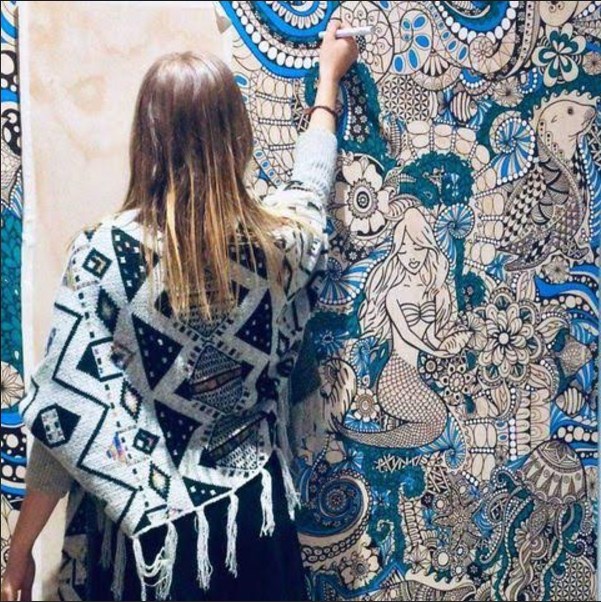 Isabelle Therrien qui est tombé en amour avec la géométrie sacrée, les symboles anciens et l’utilisation de motifs fractals, lesquels dépeignent bien la façon dont elle voit le monde en son sens profond.