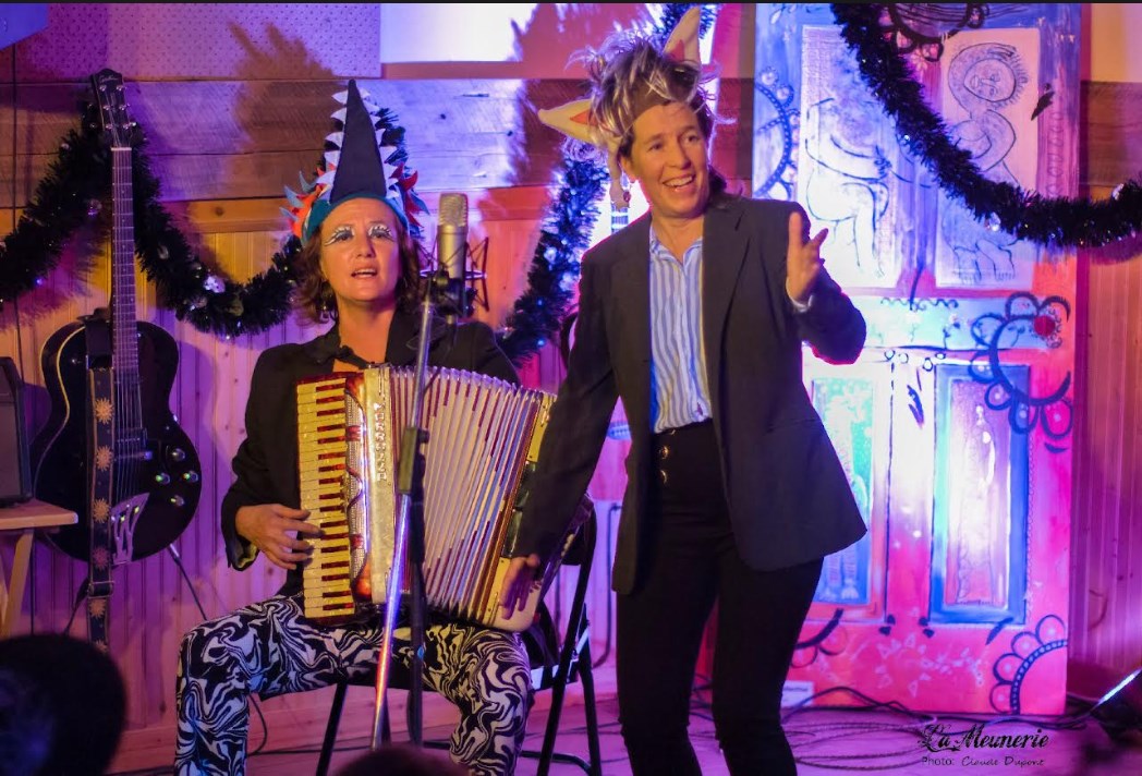 Le duo « Cavalières », ce sont les inséparables amies Shanti Legault et Erika Eggena, qui vous transporte au cœur d’un voyage musical incroyable allant de l’Europe de l’Est à l’Amérique centrale, en passant par la France et la Russie.