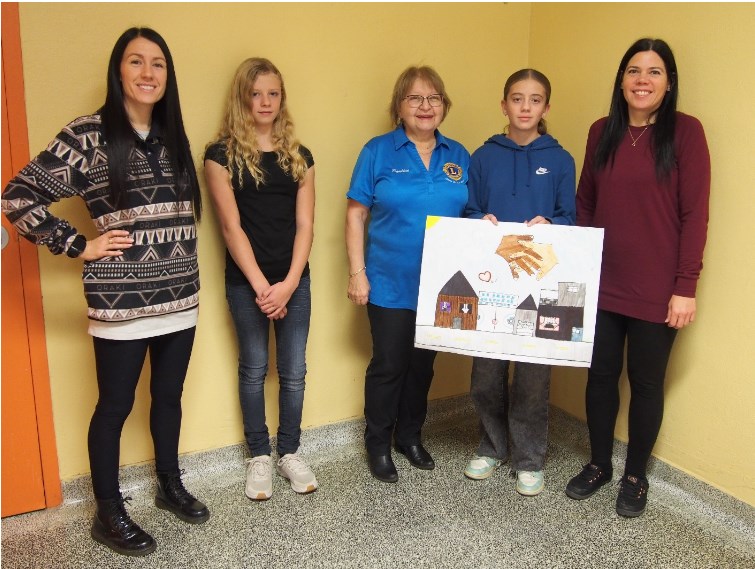 Les gagnants du concours à l’école La Passerelle, de gauche à droite : Dominique Cadorette (ens), Anne-Soleil Brochu, Lion Pauline Dubois-Landry, Félicia Boutin, Julie Element.(ens) Chacune de ces jeunes artistes remportent 50 $.
