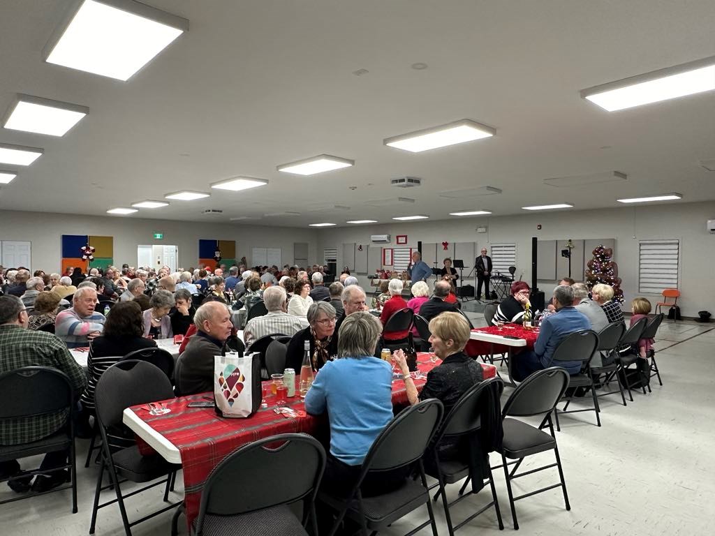 Le souper de Noël a attiré 157 personnes au centre communautaire.