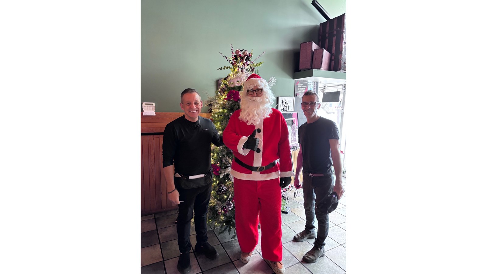 Claude Corbeil et Patrick Simard, propriétaires du restaurent La Vieille Gare de Richmond, en compagnie du père Noël.