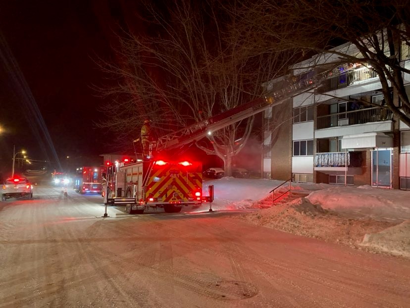 Les pompiers se sont rendus sur les lieux de l’incendie vers 3 h 40 dans un bâtiment multilogement.