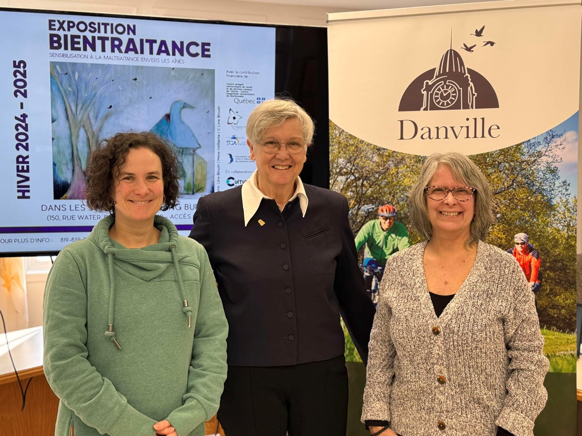 La mairesse, Martine Satre ( au centre), pose en compagnie de Marie-Ève Cardin, organisatrice communautaire au CIUSSS de l’Estrie – CHUS, et de Line Blouin, artiste de Danville, lors du lancement de l’exposition « Bientraitance ».