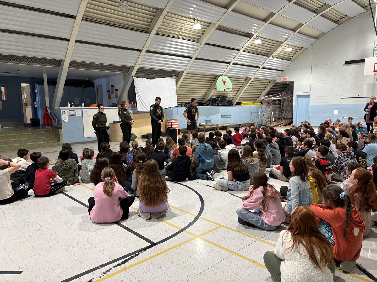 Les policiers ont tout d’abord participé à une activité avec les élèves et leur ont expliqué la raison de leur présence au gymnase de l’école.