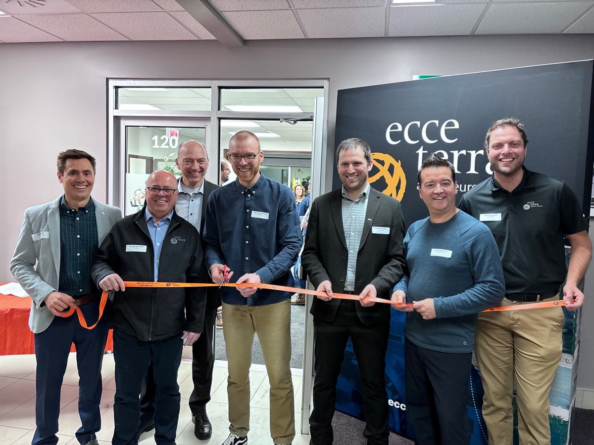 Les nouveaux locaux ont été inaugurés le 12 février dernier lors d’un 5 à 7. Sur la photo, on reconnaît Philippe Marin, Christian de Passillé, Tony Fournier, Marc-Antoine Carrier, Pier-Olivier Morin, Dominique Jean, Maxime Rodrigue.