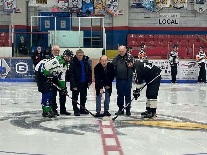 En compagnie de dignes partenaires et de membres du comité organisateur du tournoi Connie-Dion, le député de Richmond, M. André Bachand a procédé à la mise au jeu protocolaire avant la finale de la classe A.