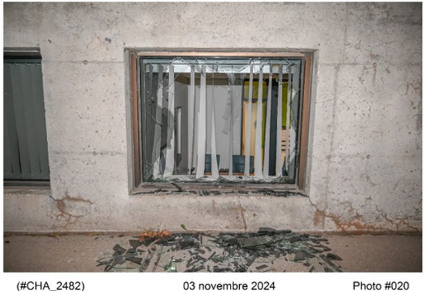 La Sûreté du Québec a procédé à l’identification du suspect qui avait commis une introduction par effraction à la Caisse Desjardins de Val-des-Sources en novembre 2024.