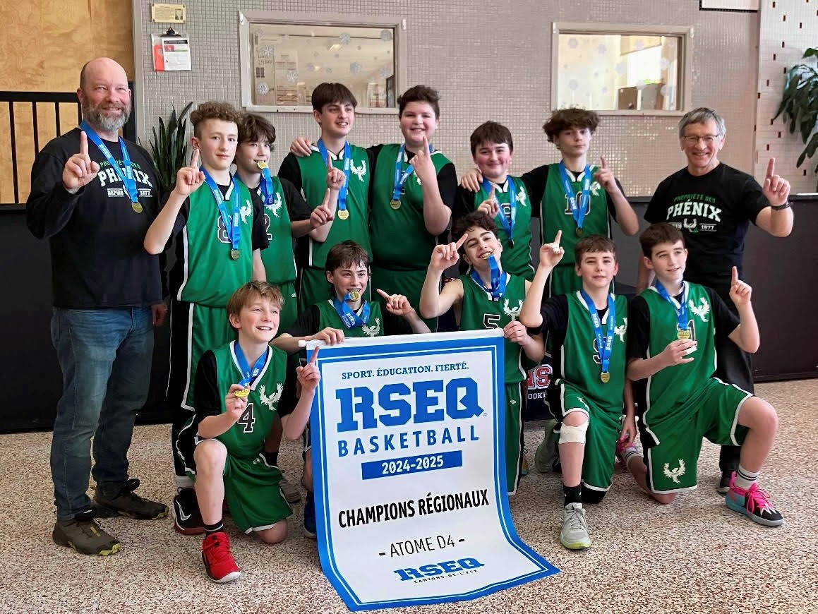 La formation du Phénix D4 de l’école l’Escale en basketball s’est récemment mérité la bannière et les honneurs des championnats provinciaux du RSEQ Cantons de l’Est