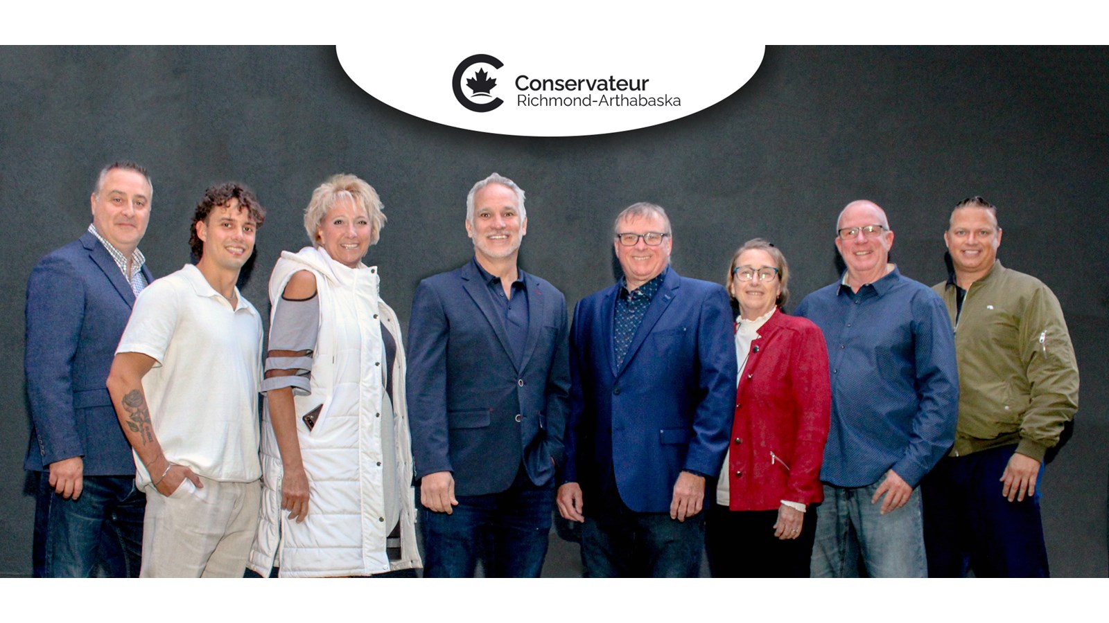 Eric Lefebvre est entouré des membres du comité exécutif de son équipe de la circonscription de Richmond-Arthabaska. On aperçoit Francis Corriveau, trésorier, Bryan Bernard, administrateur, Isabelle Deschamps, présidente, Richard Picard, vice-président, Brigitte Neiderer, secrétaire, Martin Vaudreuil, administrateur, et Pierre Morin, administrateur.