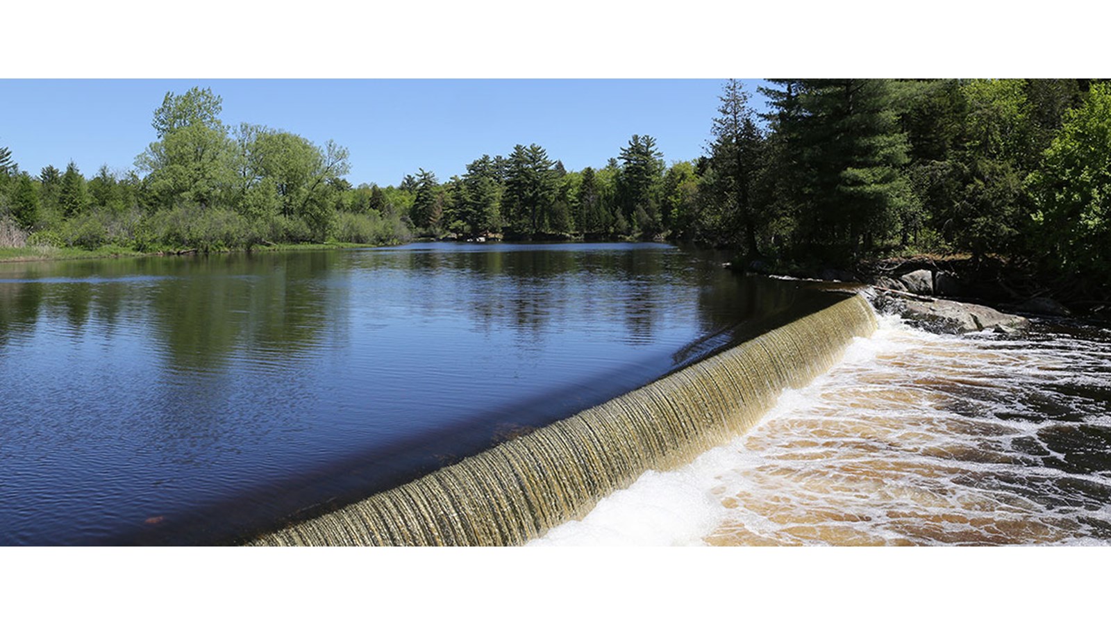 Domtar mène une enquête sur un déversement dans la rivière