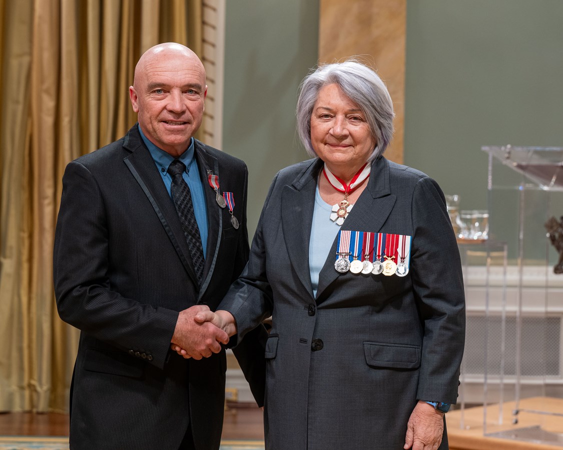 Jacques Hamel reçoit une médaille pour son bénévolat