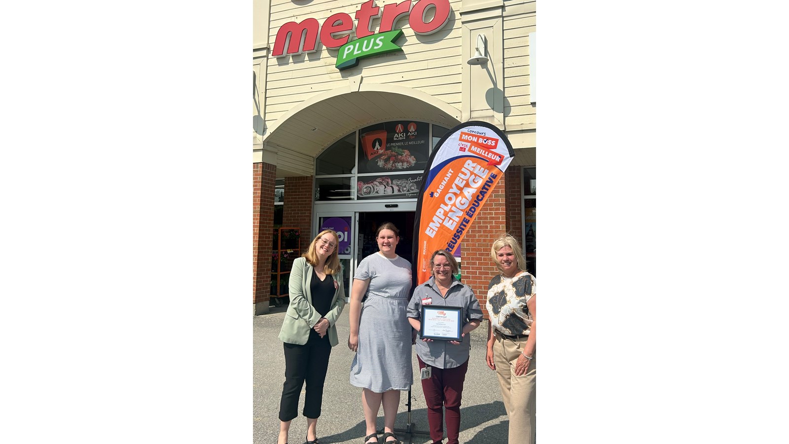 Julie Thiboutot, de la Coop Métro Plus, Audrey Archambault du CJE des comtés de Richmond-Drummond-Bois-Francs, Mme Pearl McLaughlin, gagnante du concours « Mon boss c’est le meilleur » dans la MRC des Sources et Mme Lisa Champeau, responsable du mouvement Employeurs engagés pour la réussite éducative chez R3USSIR.