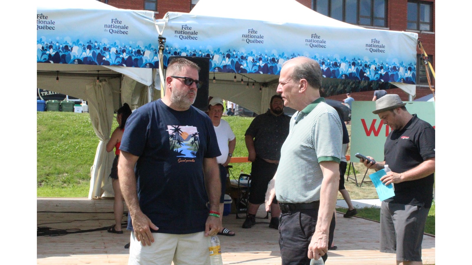 Bruno Vachon, directeur général de Windsor, discute avec le député de Richmond, André Bachand.