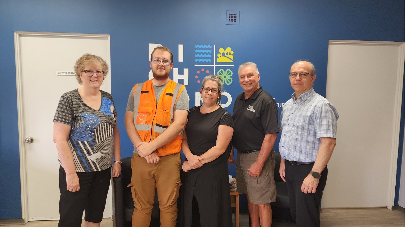 Donna Smith, porte-parole du personnel syndiqué, Matthew Dubois, également membre du personnel, mais non affilié au syndicat, Katherine Dubois, élue municipale, Charles Mallette, autre élu municipal, et enfin, le directeur général de la ville, Rémi-Mario Mayette, étaient présents.