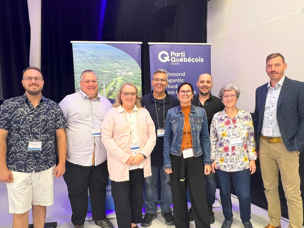 L’exécutif local du PQ dans Richmond : Hugo Vachon, François Rioux, Debbie Fennety, Alain Caron, Jacinthe Caron, Pierre-Luc Gilbert, Anne Michaud et Thomas Geissmann.