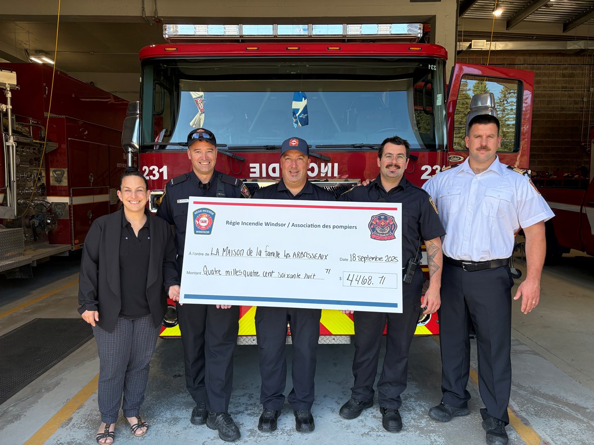 Les pompiers de Windsor remettent plus de 6 100 $ à la Maison de la Famille Les Arbrisseaux