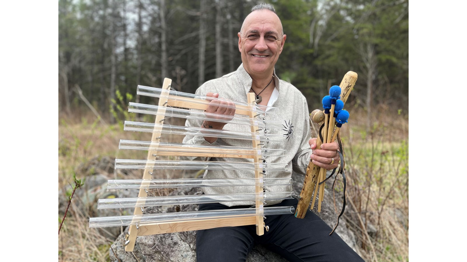 Les gens présents auront l’occasion d’entendre un instrument rare, une harpe de cristal nommée « quartzophone », joué par le compositeur et flûtiste Patrick Therrien, connu pour ses performances au concert de Noël de l’an dernier.